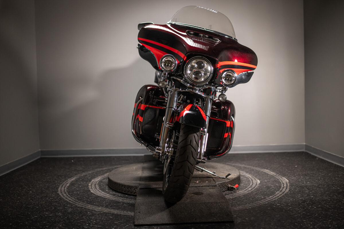 2017 CVO Limited (FLHTKSE) - Photo 2