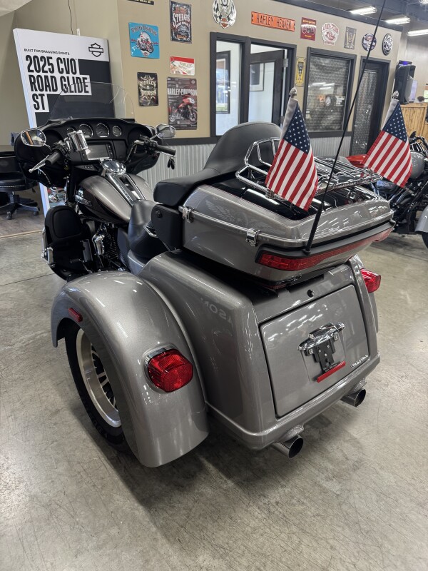 2017 Harley-Davidson Tri Glide Ultra FLHTCUTG - Photo 8