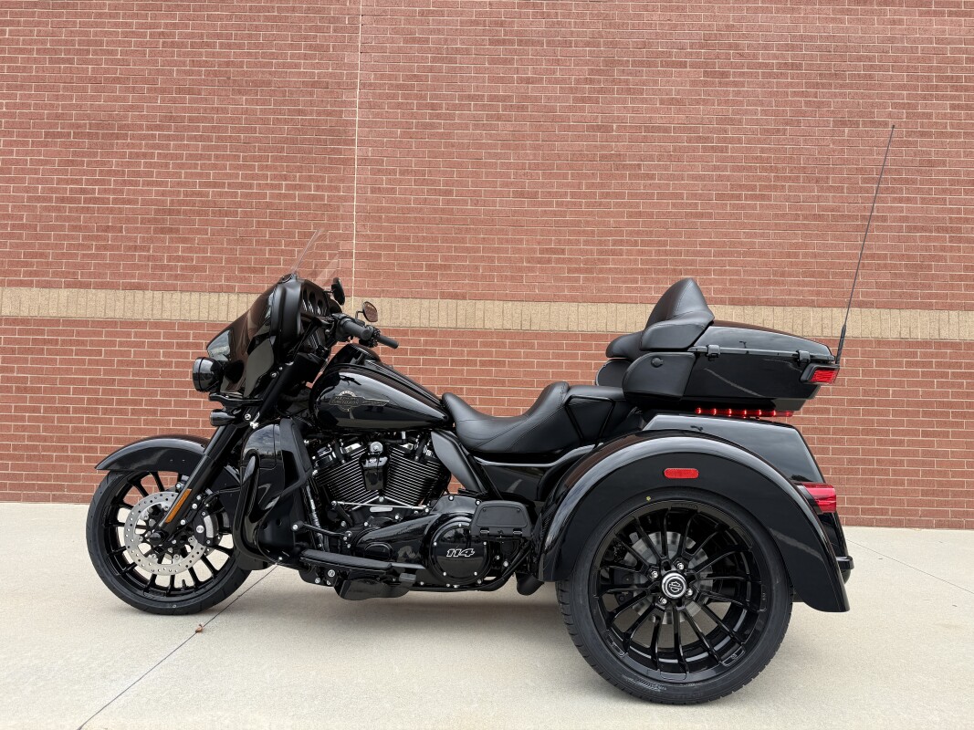 FLHTCUTG 2025 Tri Glide Ultra - Photo 6