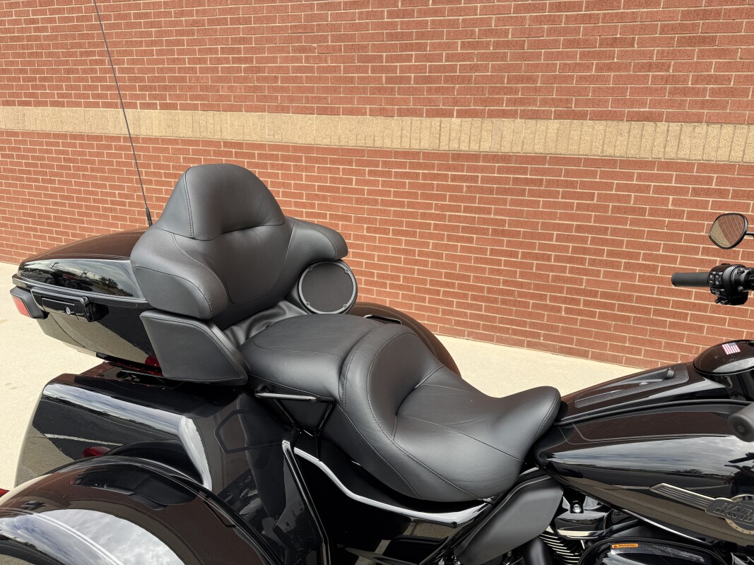 FLHTCUTG 2025 Tri Glide Ultra - Photo 9