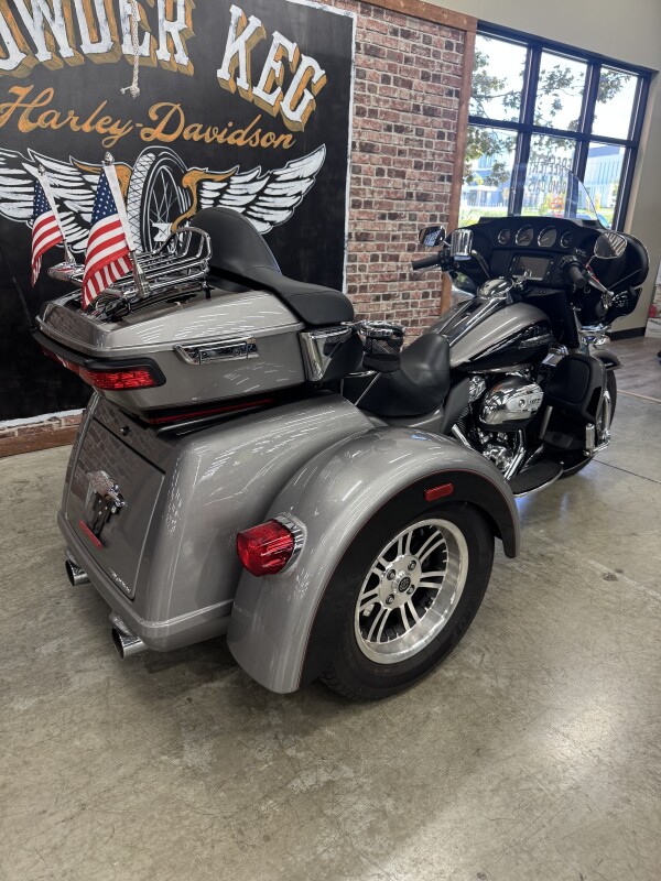 2017 Harley-Davidson Tri Glide Ultra FLHTCUTG - Photo 6