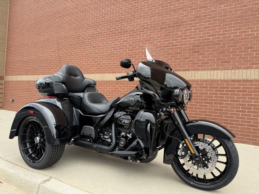 FLHTCUTG 2025 Tri Glide Ultra - Photo 2