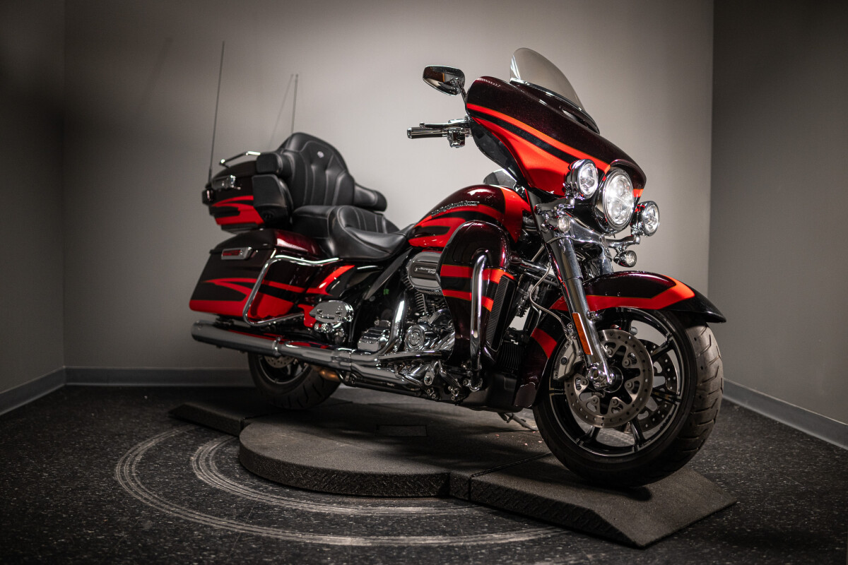 2017 CVO Limited (FLHTKSE)