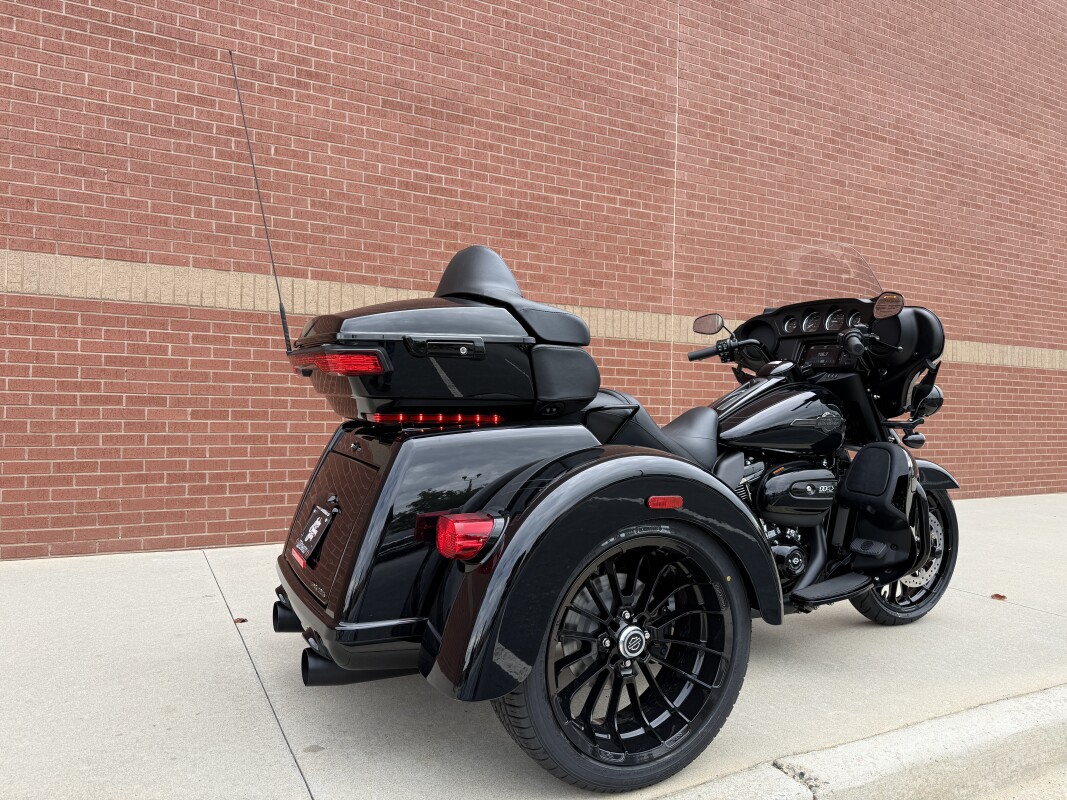 FLHTCUTG 2025 Tri Glide Ultra - Photo 3