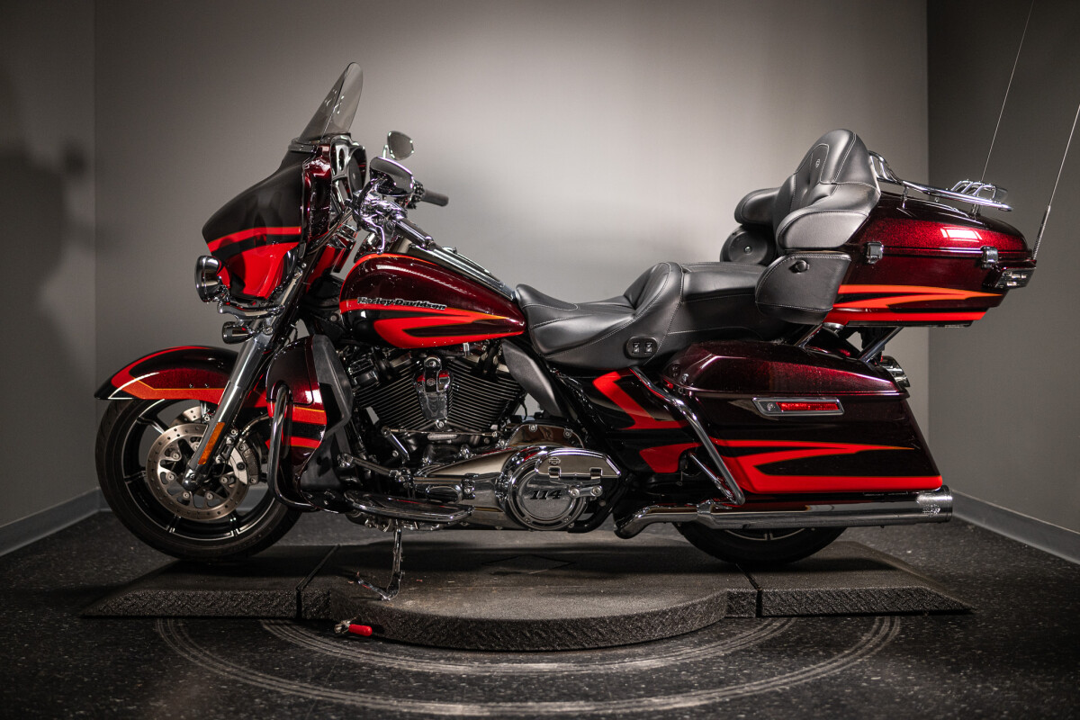2017 CVO Limited (FLHTKSE) - Photo 4