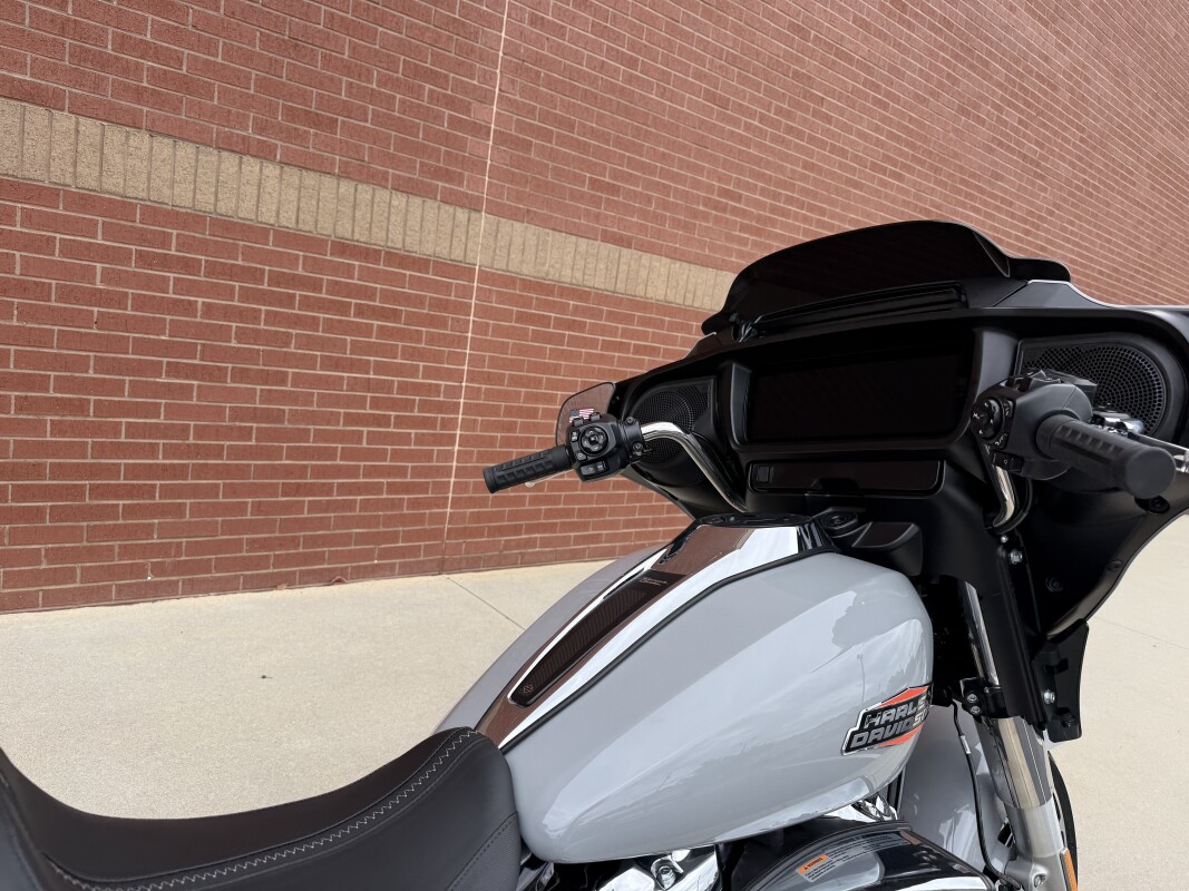 FLHX 2025 Street Glide - Photo 5