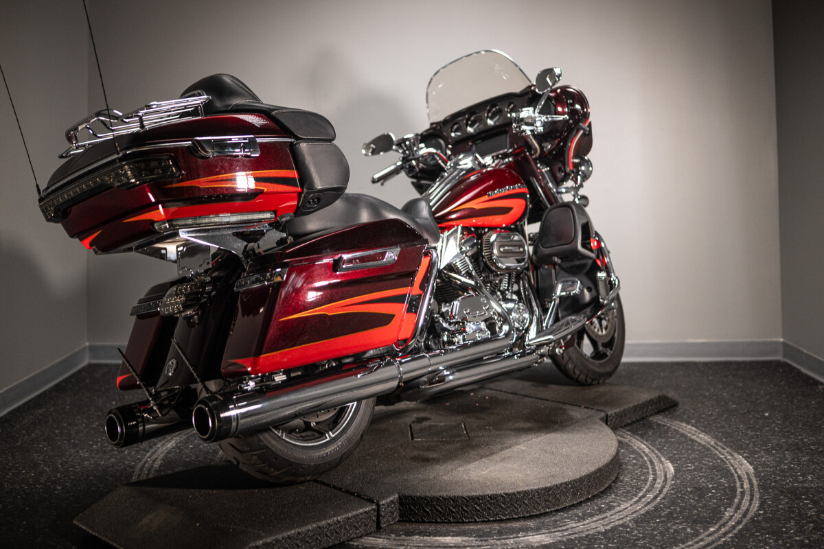 2017 CVO Limited (FLHTKSE) - Photo 7