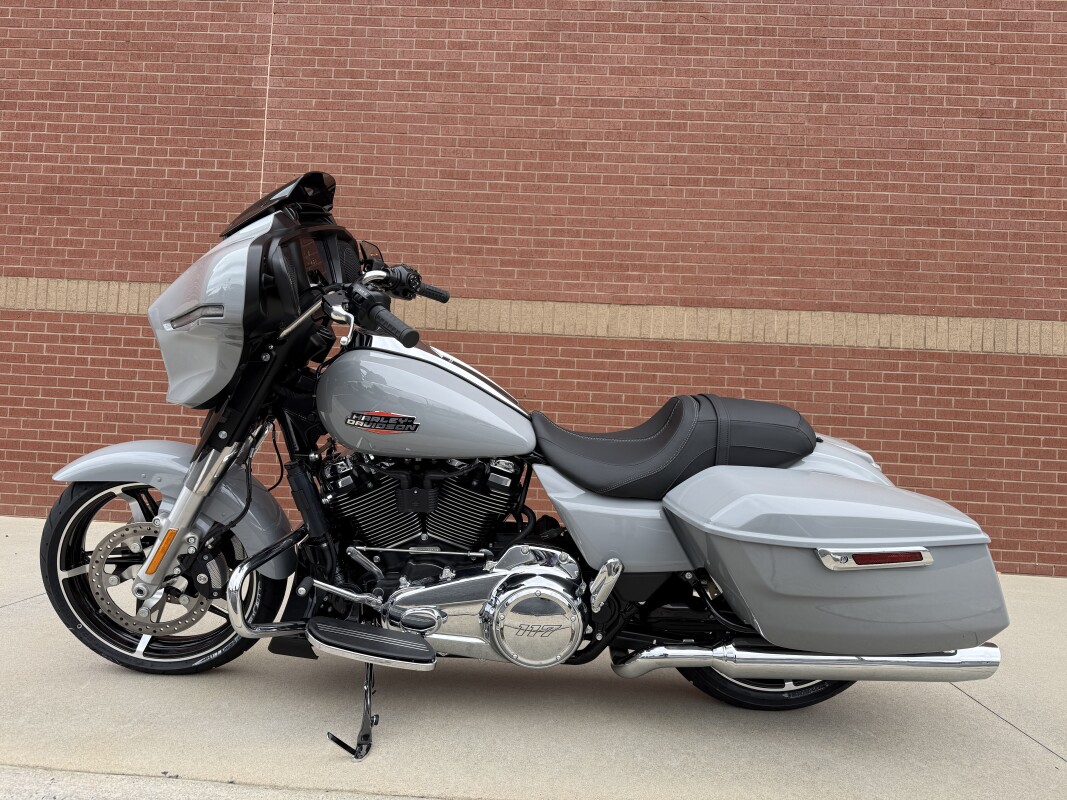 FLHX 2025 Street Glide - Photo 6