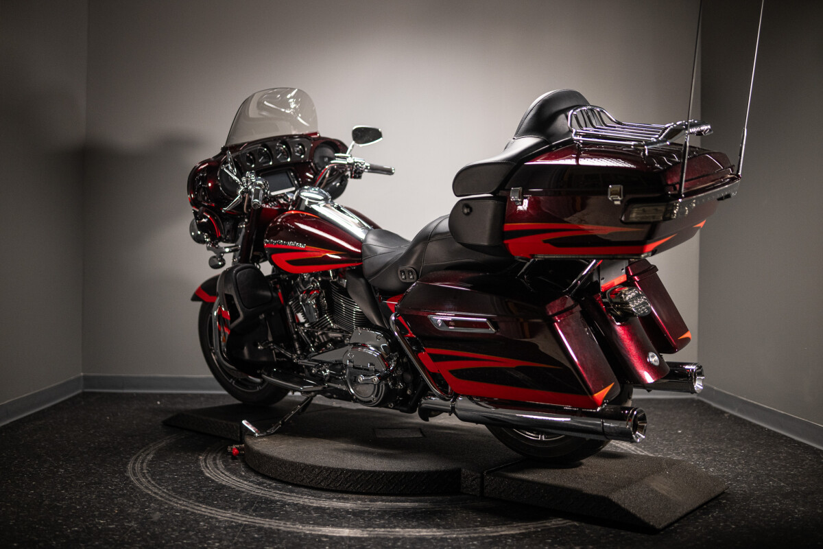 2017 CVO Limited (FLHTKSE) - Photo 5