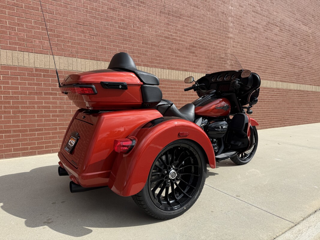 FLHTCUTG 2025 Tri Glide Ultra - Photo 3