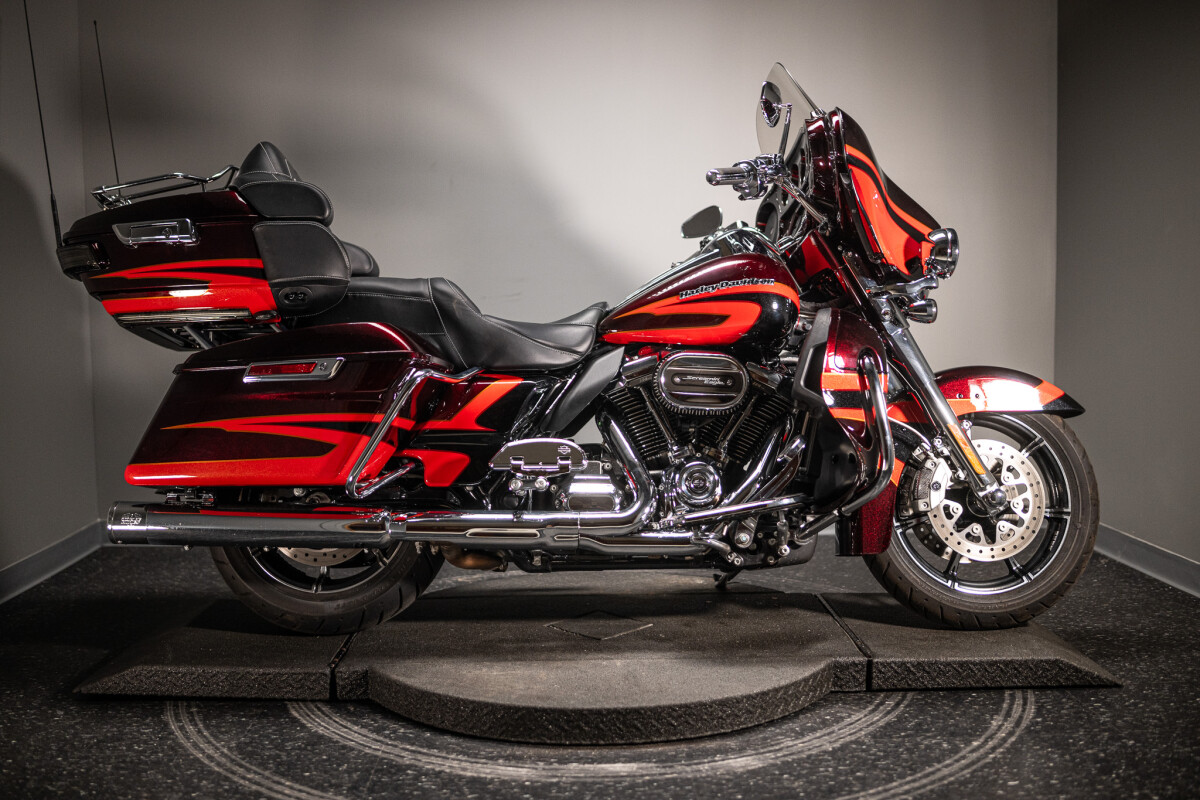 2017 CVO Limited (FLHTKSE) - Photo 8