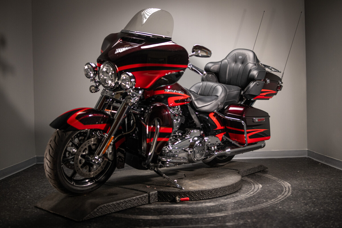 2017 CVO Limited (FLHTKSE) - Photo 3