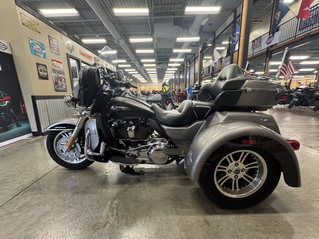 2017 Harley-Davidson Tri Glide Ultra FLHTCUTG - Photo 9