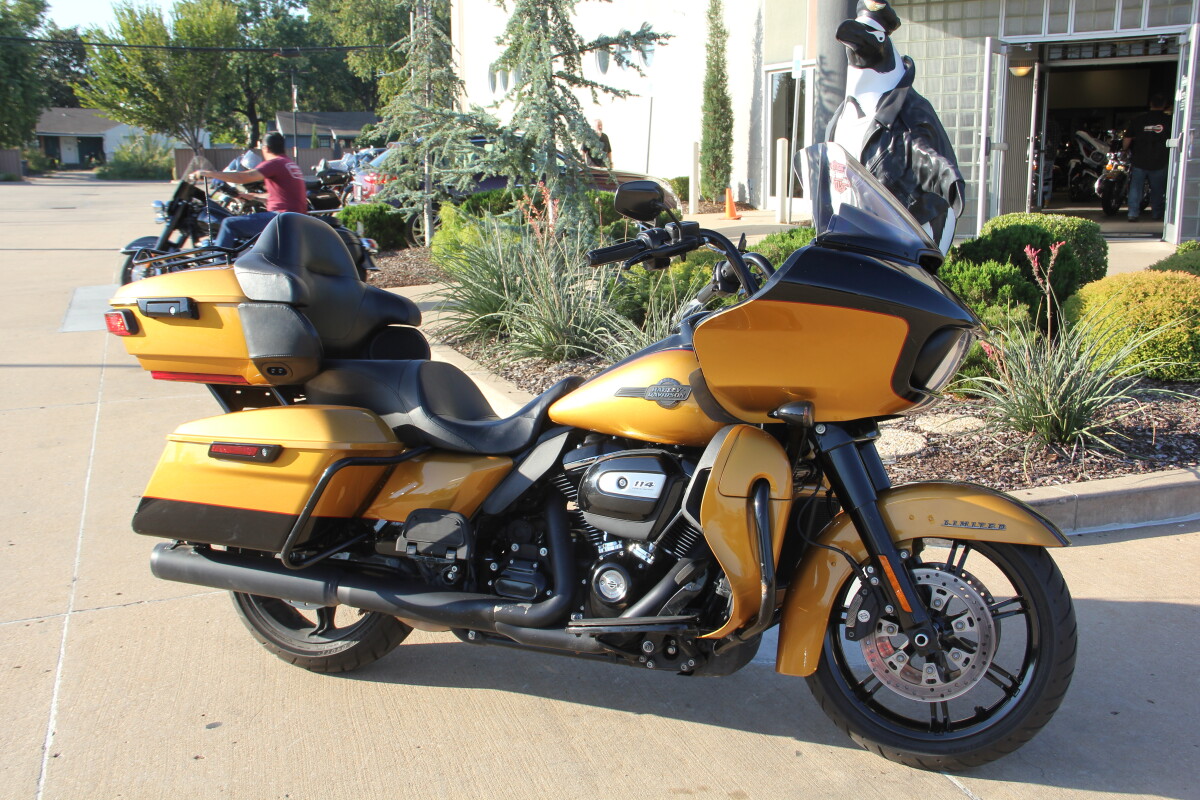 2023 Harley-Davidson Road Glide Limited Prospect Gold/Vivid Black - Black Finish - Photo 4