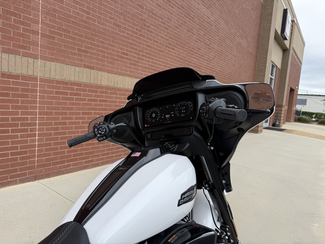 FLHX 2025 Street Glide - Photo 5