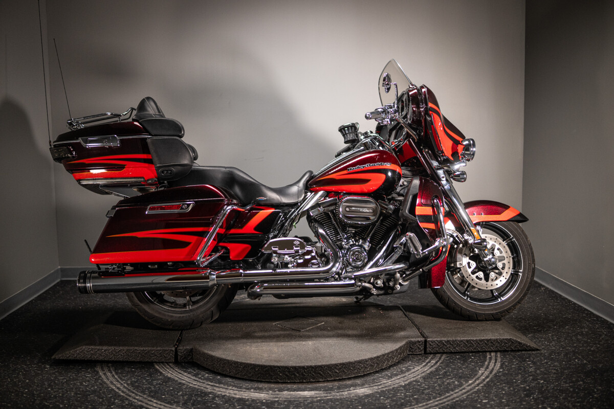 2017 CVO Limited (FLHTKSE) - Photo 8