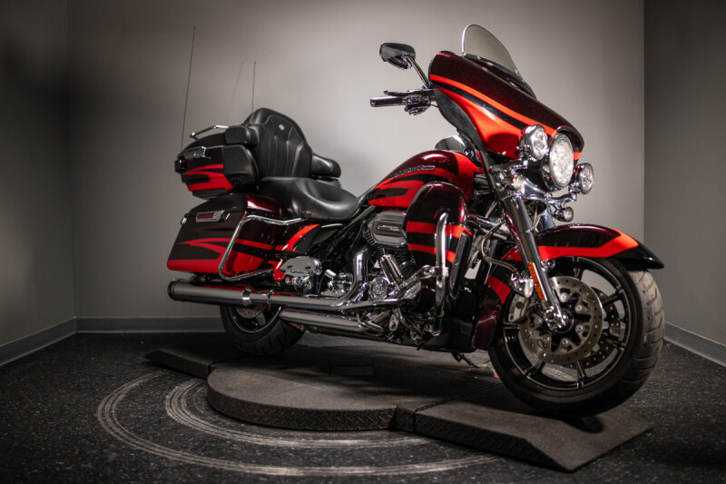 2017 CVO™ Limited (FLHTKSE)