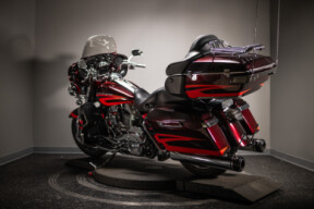 2017 CVO™ Limited (FLHTKSE) thumb 0