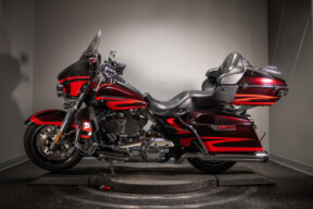 2017 CVO™ Limited (FLHTKSE) thumb 1