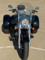 2022 Harley-Davidson® Freewheeler® Vivid Black thumb 2