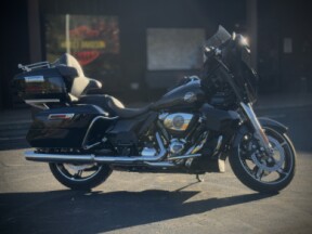2025 Harley-Davidson® Street Glide® Ultra Vivid Black thumb 3