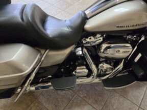 2018 Harley-Davidson® Ultra Limited Silver Fortune/Black Tempest thumb 3