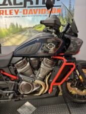 2025 Harley-Davidson® CVO™ Pan America® CARBON BLUE thumb 3