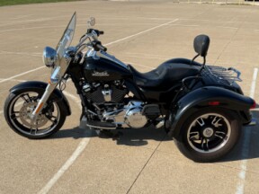 2022 Harley-Davidson® Freewheeler® Vivid Black thumb 0