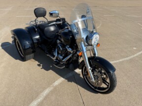 2022 Harley-Davidson® Freewheeler® Vivid Black thumb 3