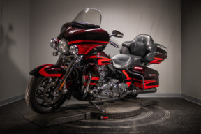 2017 CVO™ Limited (FLHTKSE) thumb 2