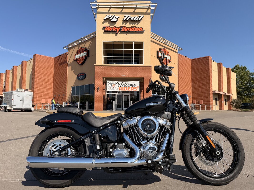 2025 Harley-Davidson Street Bob FXBB Vivid Black w/Laced Wheels