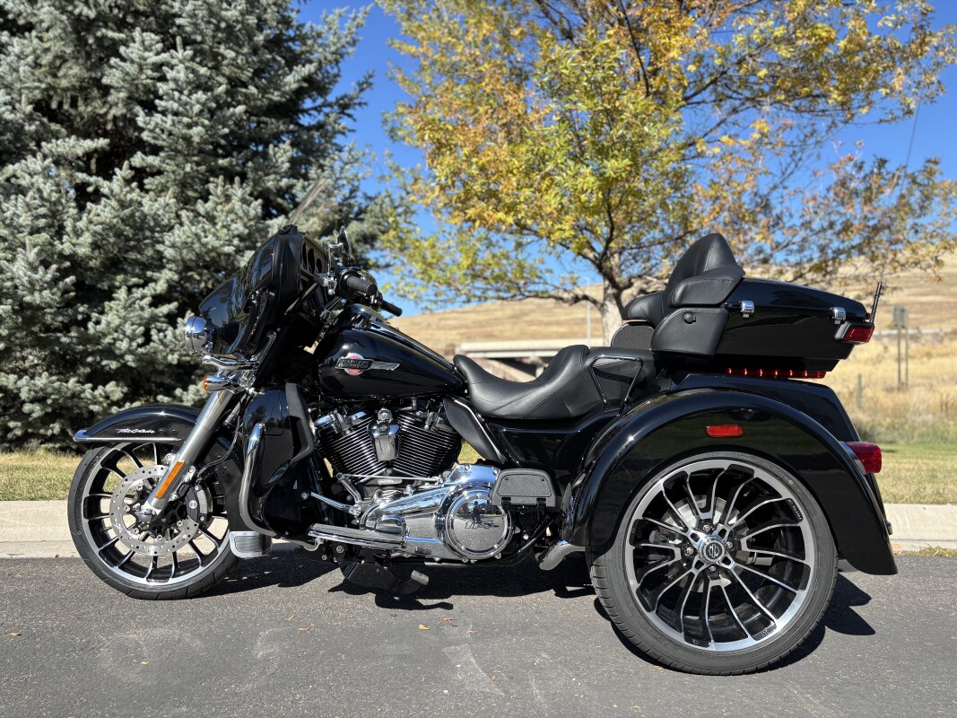 2025 Harley-Davidson Tri Glide Ultra Vivid Black - Photo 4