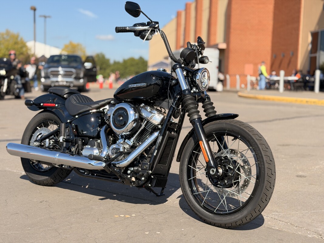 2025 Harley-Davidson Street Bob FXBB Vivid Black w/Laced Wheels - Photo 2