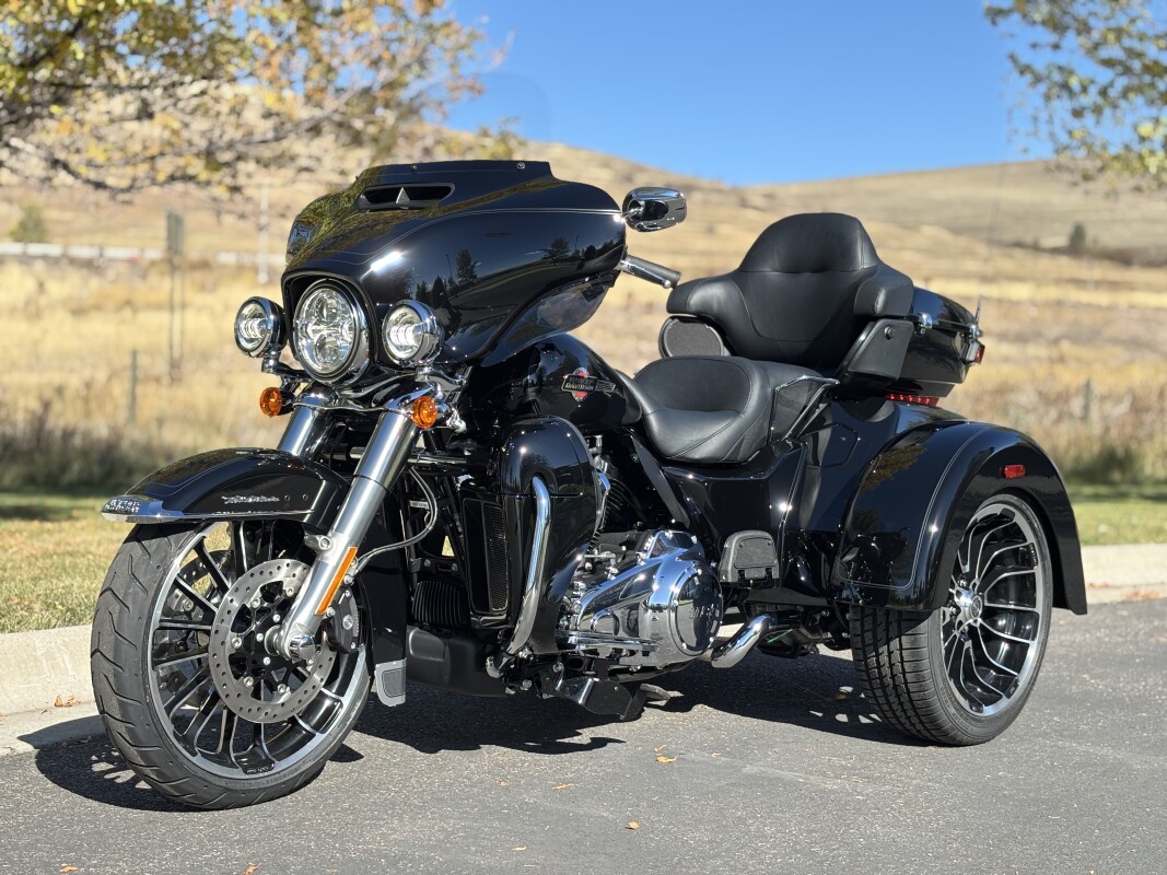 2025 Harley-Davidson Tri Glide Ultra Vivid Black - Photo 5