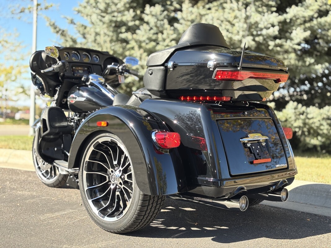2025 Harley-Davidson Tri Glide Ultra Vivid Black - Photo 6