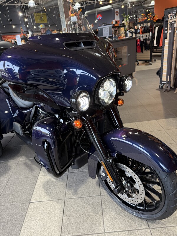 FLHTCUTG 2025 Tri Glide Ultra - Photo 9