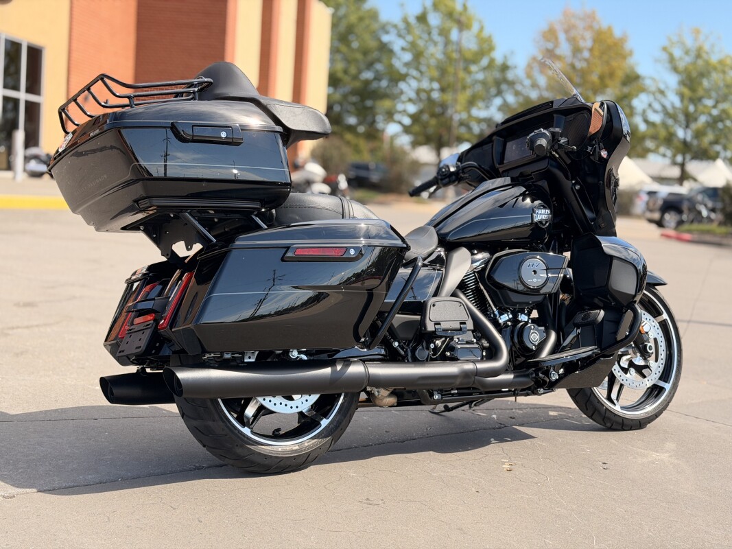 2025 Harley-Davidson Street Glide Ultra Vivid Black - Black Finish - Photo 3