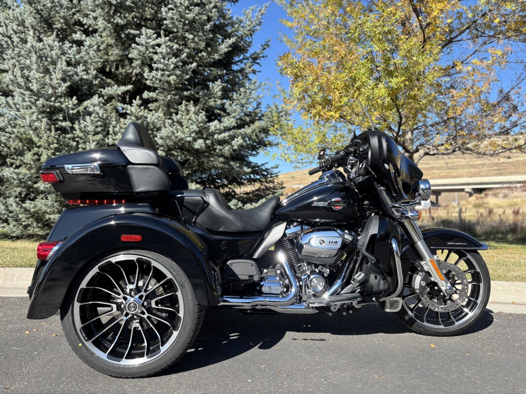 2025 Harley-Davidson Tri Glide Ultra Vivid Black