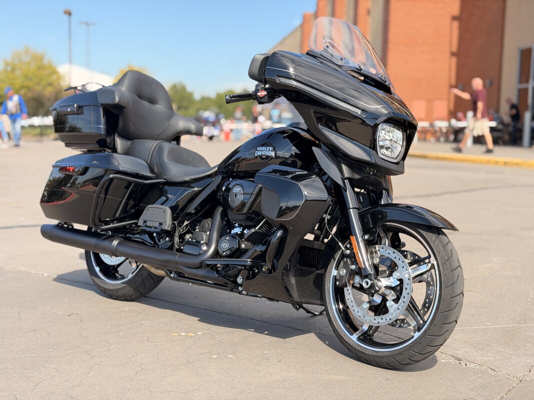 2025 Harley-Davidson Street Glide Ultra Vivid Black - Black Finish - Photo 2
