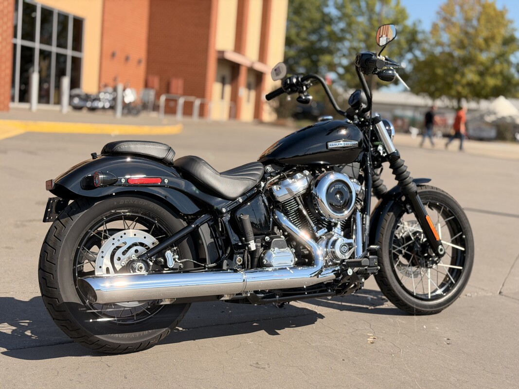 2025 Harley-Davidson Street Bob FXBB Vivid Black w/Laced Wheels - Photo 3