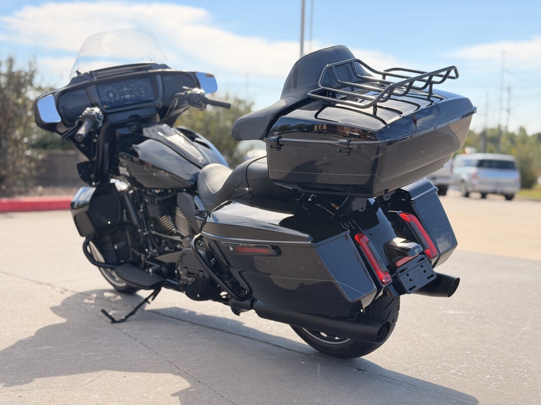 2025 Harley-Davidson Street Glide Ultra Vivid Black - Black Finish - Photo 4