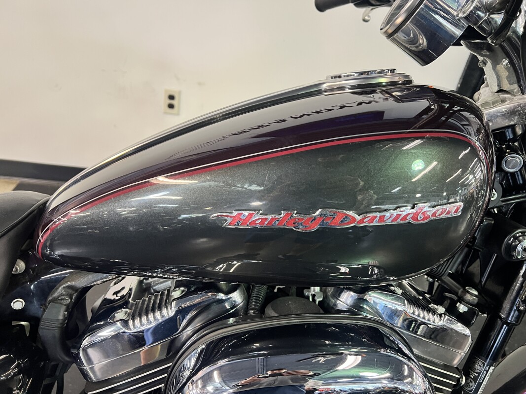 2006 Harley-Davidson 1200 Custom Black Cherry and Black XL1200C - Photo 2