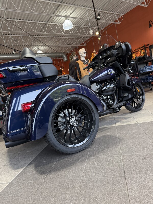 FLHTCUTG 2025 Tri Glide Ultra - Photo 10