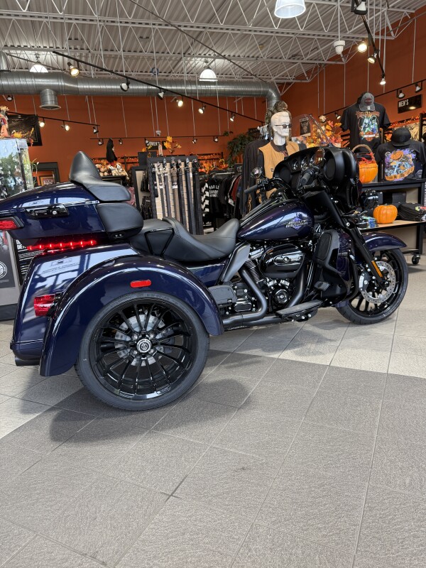 FLHTCUTG 2025 Tri Glide Ultra - Photo 8