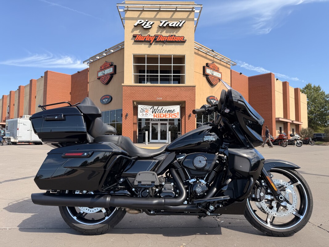 2025 Harley-Davidson Street Glide Ultra Vivid Black - Black Finish