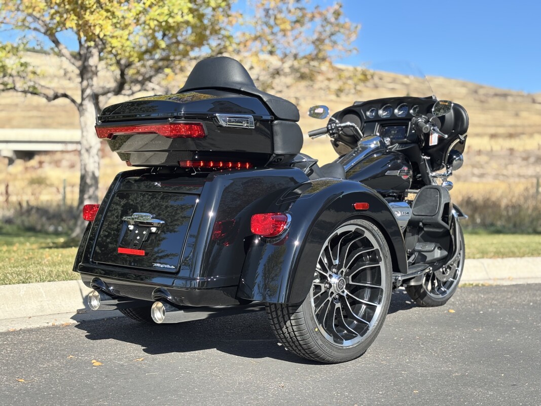 2025 Harley-Davidson Tri Glide Ultra Vivid Black - Photo 3