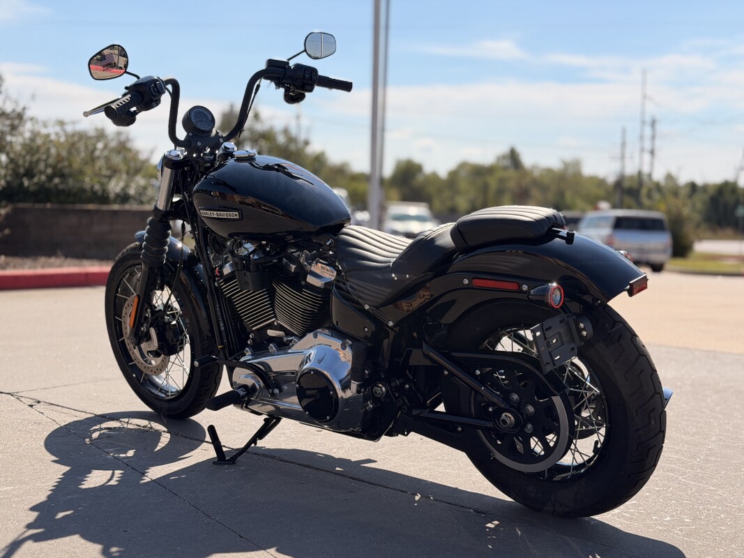 2025 Harley-Davidson Street Bob FXBB Vivid Black w/Laced Wheels - Photo 4