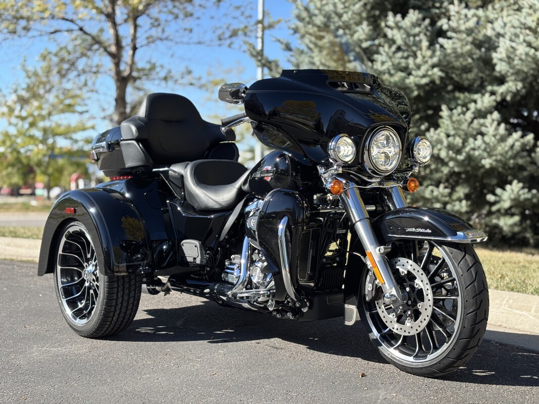 2025 Harley-Davidson Tri Glide Ultra Vivid Black - Photo 2