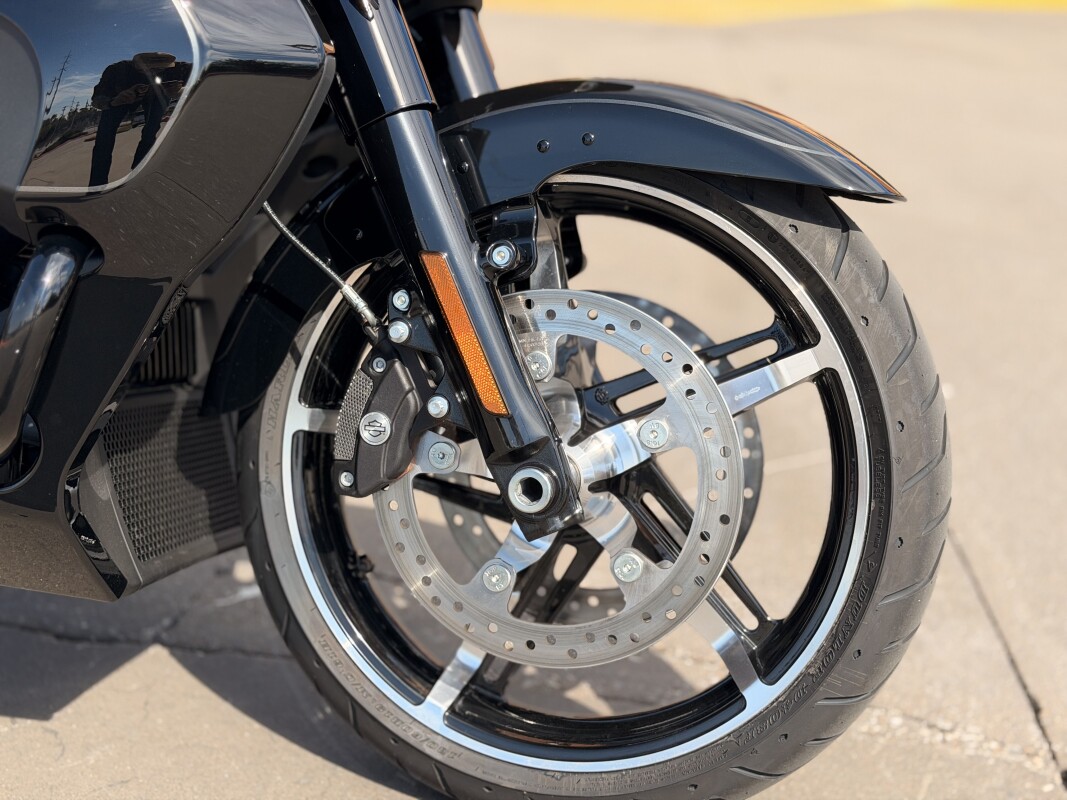 2025 Harley-Davidson Street Glide Ultra Vivid Black - Black Finish - Photo 9