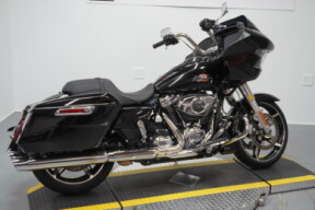 2024 Harley-Davidson® Road Glide® Vivid Black thumb 3